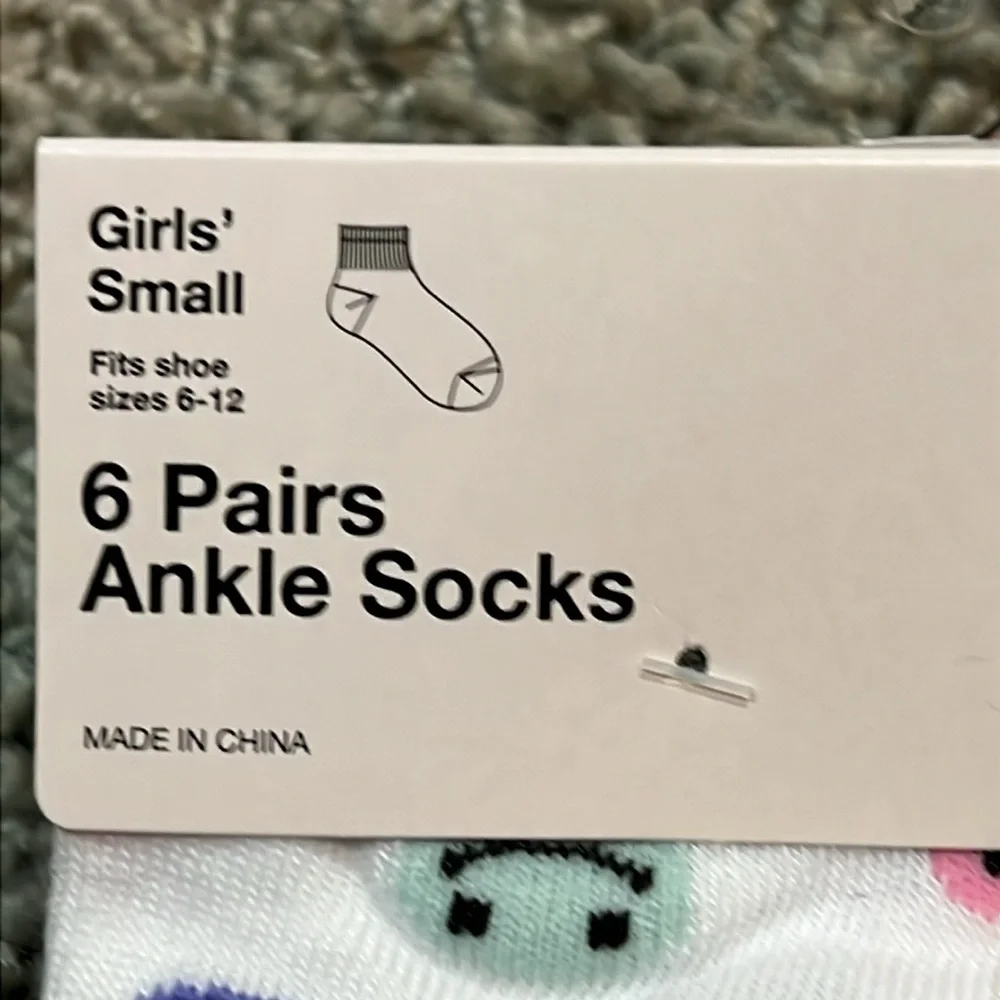 NEW - 6 Pack Girls Ankle Socks Small (shoe 6-12)